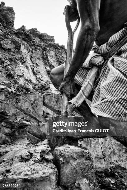 Récolte de la glaise, briquetterie située au confluent de la rivière Dhaleshwari et la rivière Buriganga, 27 novembre 2016 banlieue de Dacca,...