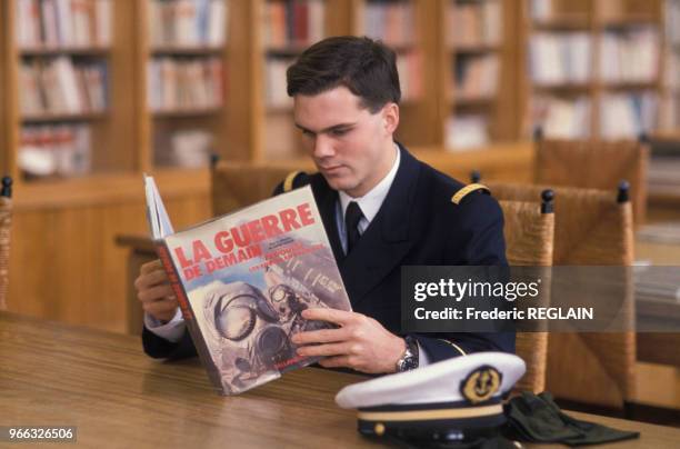 Etudiant dans la bibliothèque de l'école navale de Brest, le 20 janvier 1989, dans le Finistère, France.