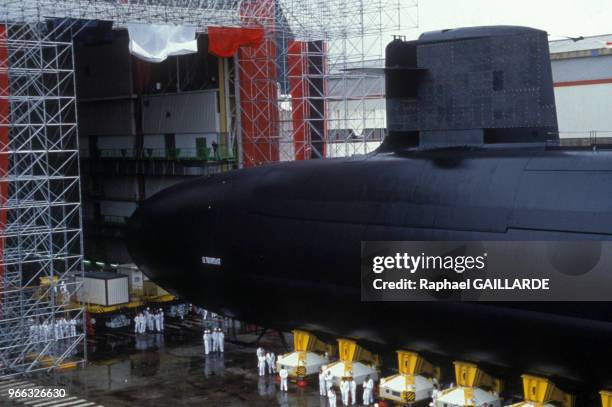 Assemblage du sous-marin nucléaire le Triomphant dans le chantier naval de Cherbourg, le 13 juillet 1993, dans la Manche, France.