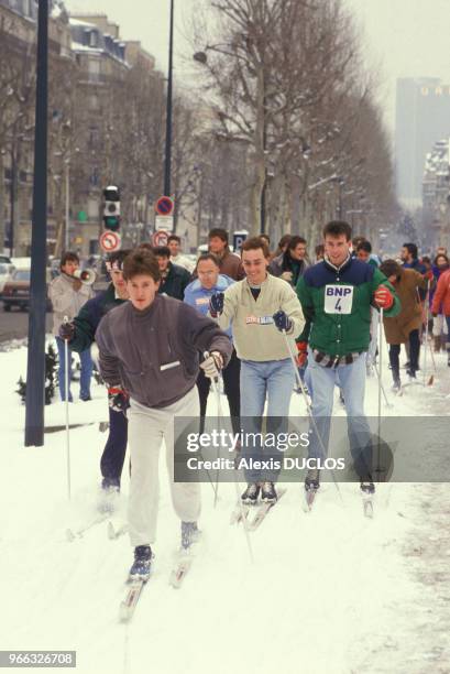 Course de ski de fond dans une rue enneigée de Paris, le 15 janvier 1987, France.