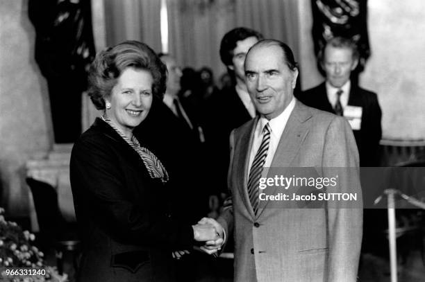 Margaret Thatcher et François Mitterrand lors du 21ème Conseil Européen, le 26 novembre 1981 à Londres, Grande-Bretagne.