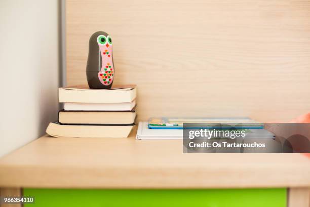 mesilla de noche con libros y juguete - juguete stockfoto's en -beelden