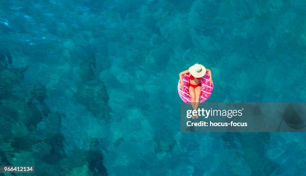 nadar en el mar de color turquesa claro - inflatable raft fotografías e imágenes de stock