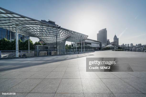 the bund of shanghai, town square - zaun mit loch stock-fotos und bilder