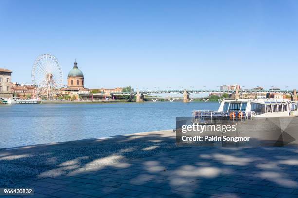 ferris wheel and view of saint-pierre bridge over garonne river and dome de la grave in toulouse - la grave stockfoto's en -beelden