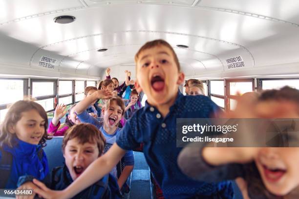 enfants d’âge scolaire dans un bus - bus scolaire photos et images de collection
