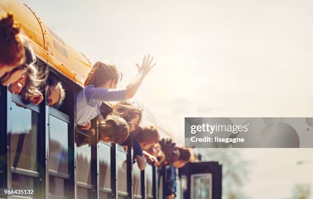 crianças de escola em um ônibus - back to school - fotografias e filmes do acervo