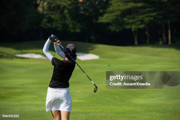 golfista fazendo o chip - golfer - fotografias e filmes do acervo