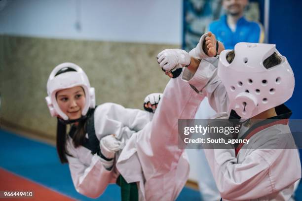 groep van kinderen taekwondo training in de sportschool - vechtsport stockfoto's en -beelden