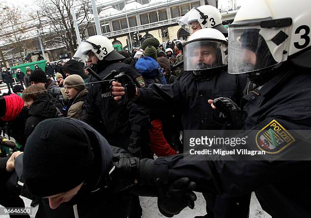 German riot police men clash with left-wing counter demonstrators in front of the railway staion 'Neustadt', where the Neo-Nazis are going to arrive...