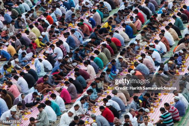 ramadan in dubai - iftar photos et images de collection