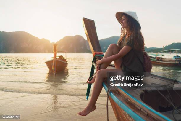 息をのむの目的地 - thailand boat ストックフォトと画像