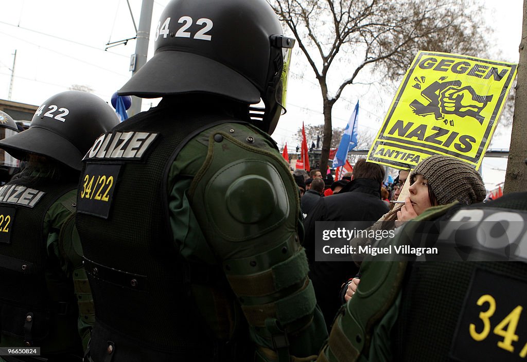 German riot police stand guard in front left-wing counter... News Photo ...