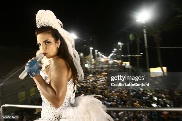 Singer Ivete Sangalo perfoms at Circuito Dodo during the Salvador's carnival parade on February 13, 2010 in Salvador, Brazil.