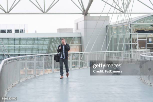 mannelijke reiziger op luchthaven - male airport stockfoto's en -beelden