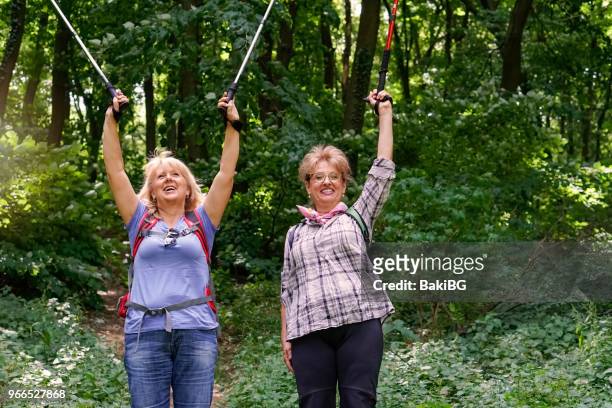 senior vrouwen wandelen - bakibg stockfoto's en -beelden