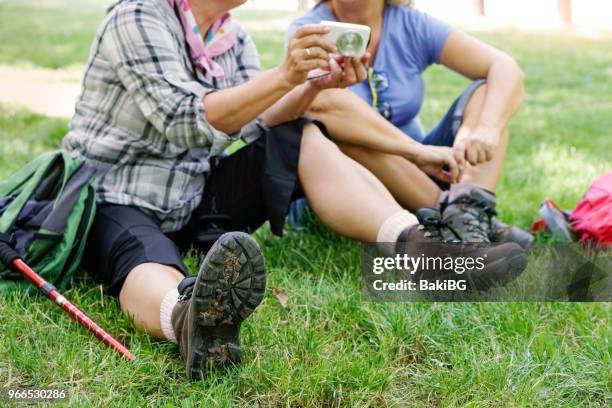 senior vrouwen wandelen - bakibg stockfoto's en -beelden