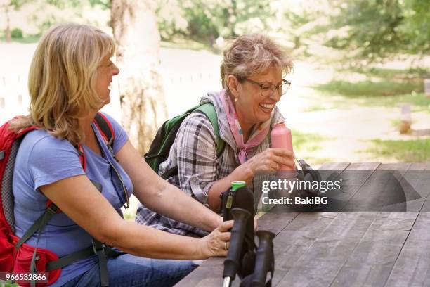 senior vrouwen wandelen - bakibg stockfoto's en -beelden