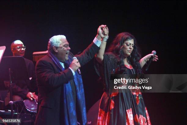 Singer Danny Raja Danny Rivera In Concert Photos and Premium High Res Pictures - Getty Images
