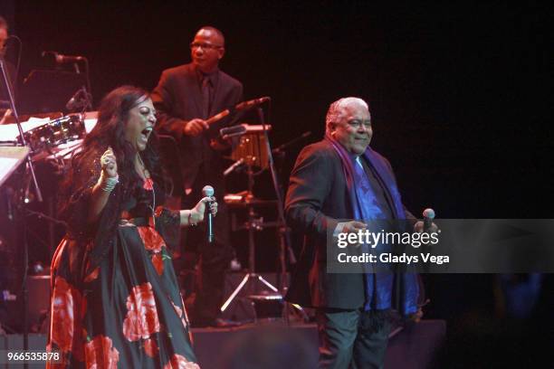 Singer Danny Raja Danny Rivera In Concert Photos and Premium High Res Pictures - Getty Images