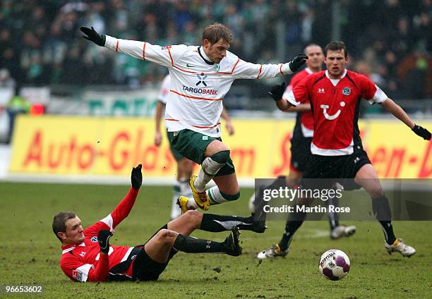 Konstantin Rausch of Hannover 96 and Aaron Hunt of Bremen compete for the ball during the Bundesliga match between Hannover 96 and SV Werder Bremen...