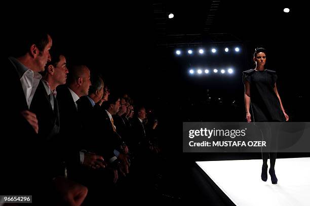 Turkish model presents 2010-2011 autumn/winter creations by Gizia on the first day of the Istanbul Fashion Week on February 3, 2010. AFP PHOTO /...