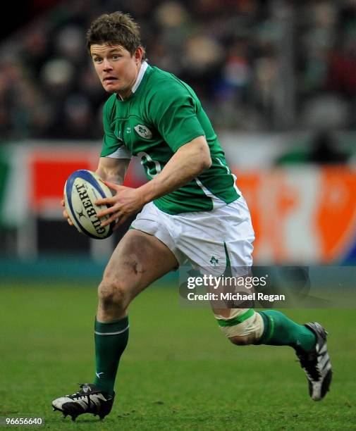 Brian O'Driscoll of Ireland runs with the ball during the RBS Six Nations match between France and Ireland at the Stade France on February 13, 2010...