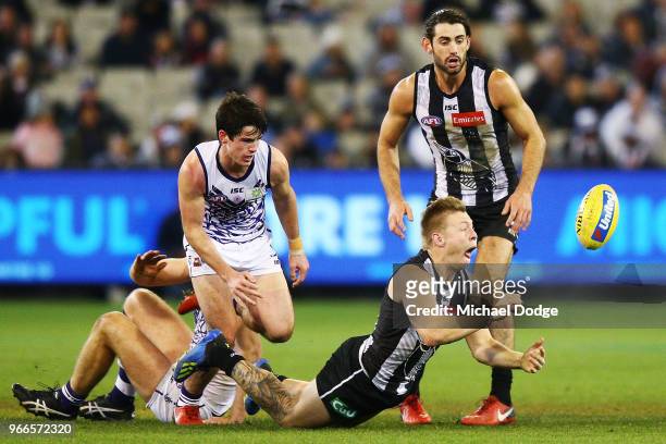 Jordan de Goey of the Magpies handballs during the round 11 AFL match between the Collingwood Magpies and the Fremantle Dockers at Melbourne Cricket...