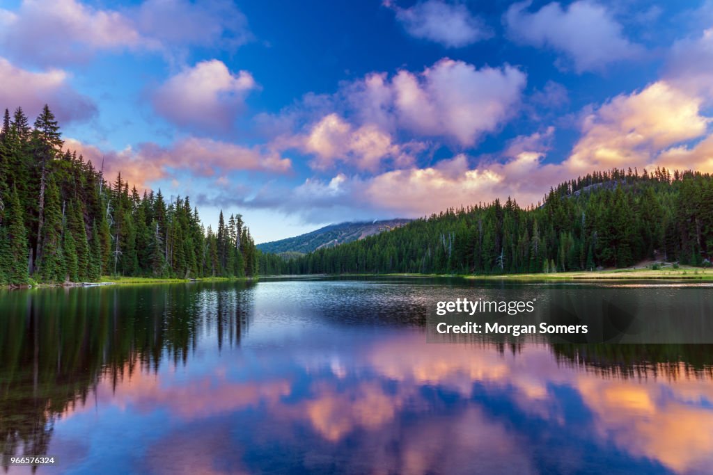 Mt Bachelor weerspiegelen in Todd Lake Bend, Oregon