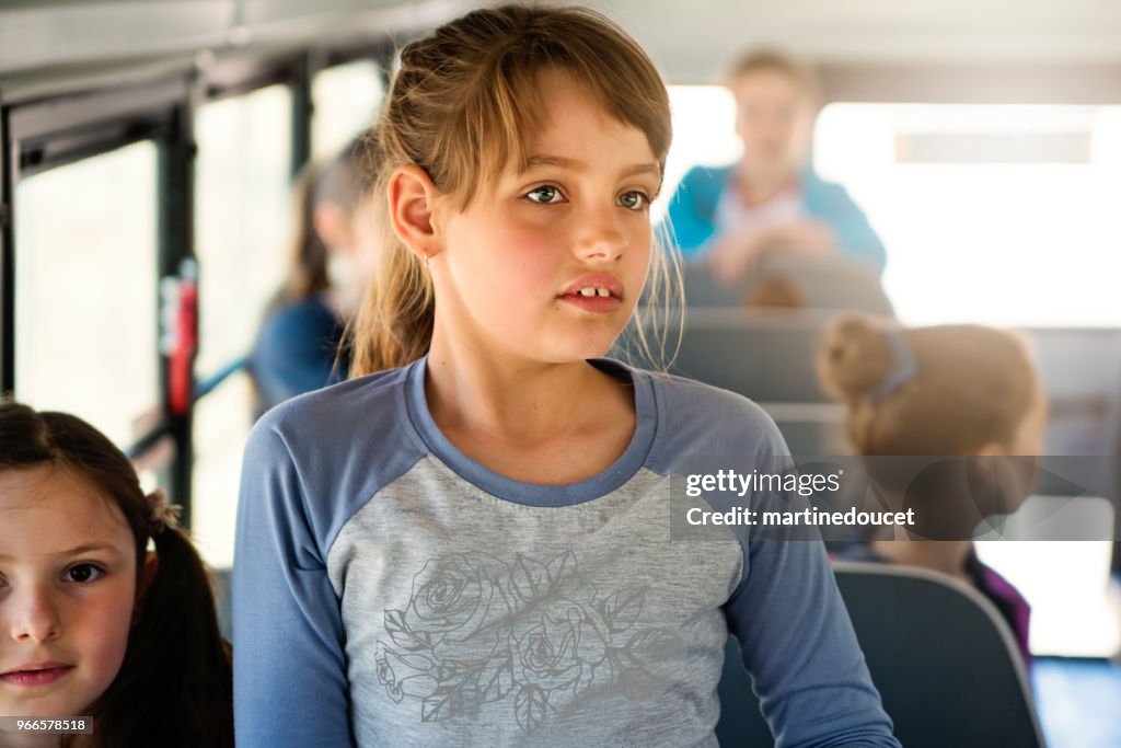 Grupo de niños sentados en el autobús escolar.