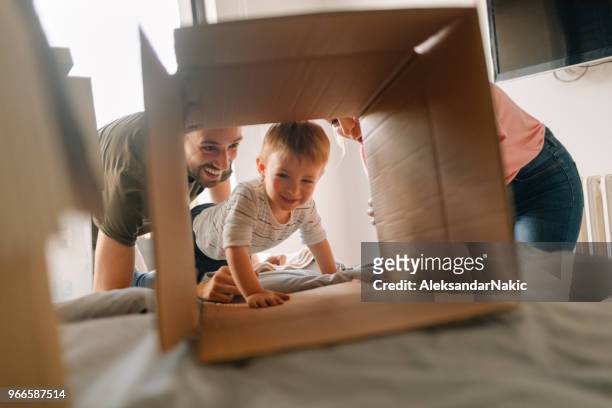 gelukkig in onze nieuwe familie thuis - boy in a box stockfoto's en -beelden