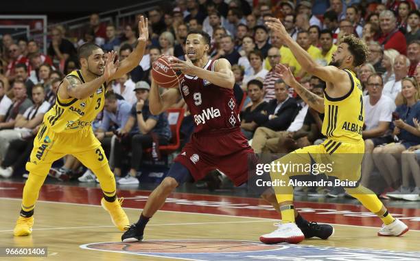 Jared Cunningham of FC Bayern Muenchen competes with Joshiko Saibou and Peyton Siva of ALBA Berlin during the first play-off game of the German...