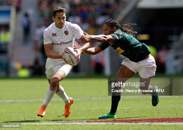 Oliver Lindsay-Hague of England and Justin Geduld of South Africa during the HSBC London Sevens semi-final at Twickenham Stadium on June 3, 2018 in...