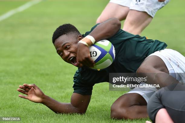 South Africa's center Wandisile Simelane scores a try during the World Rugby U20 Championship match South Africa vs Ireland at the Parc des sports et...