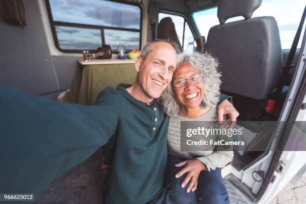 coppia senior che vive sulla strada! - road warrior foto e immagini stock