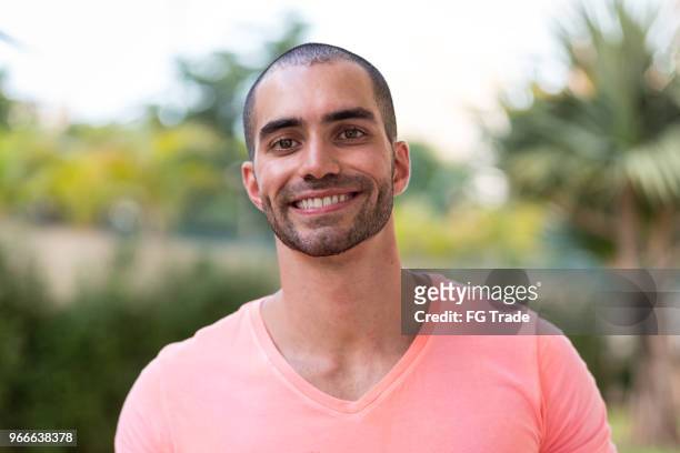 portrait von latino mann lächelnd - vorderasiatische abstammung stock-fotos und bilder