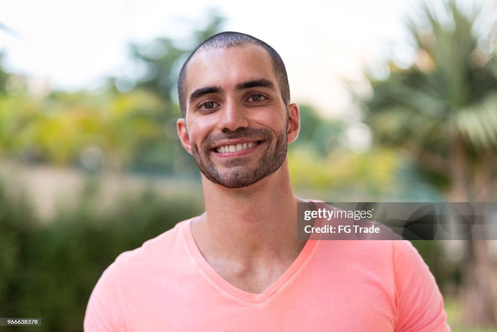 Retrato de homem latino sorrindo