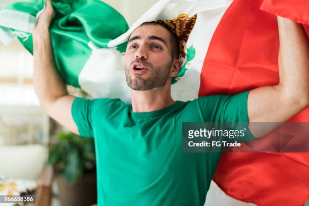 giovane tifoso messicano festeggia a casa - campionato mondiale foto e immagini stock