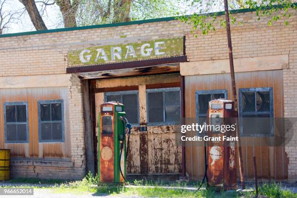 old abandoned gas station and gas pumps - vintage gas station signs stockfoto's en -beelden