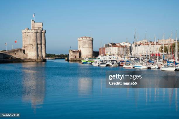 la rochelle, marina et tour saint nicolas - rochelle gray photos et images de collection