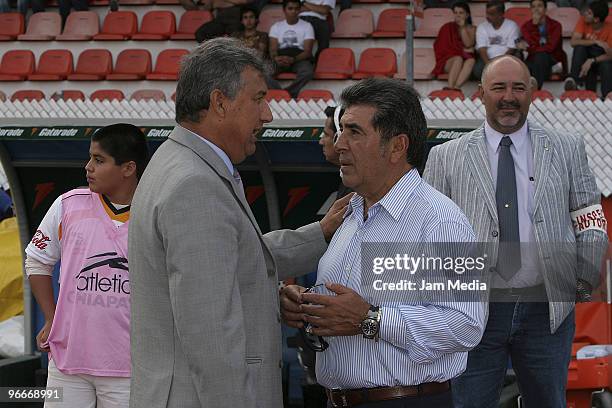 Jaguares' Head coach Juan Manuel Alvarez and Queretaro's head coach Carlos Reinoso during their match as part of the 2010 Bicentenary Tournament in...