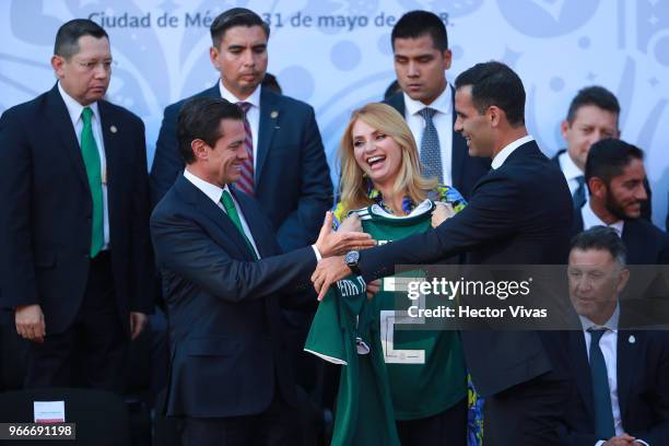 Mexico CITY, Mexico President of Mexico Enrique Pena Nieto and the first lady Angelica Rivera receive their Mexican jerseys from former player Rafael...