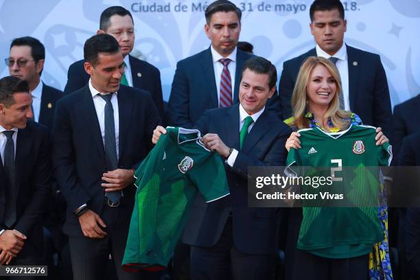 Mexico CITY, Mexico Enrique Pena Nieto, President of Mexico, Angelica Rivera, first lady of Mexico and Rafael Marquez of Mexico hold the official...
