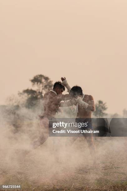 action muay thai tradition fighters of thailand - boksbroek stockfoto's en -beelden