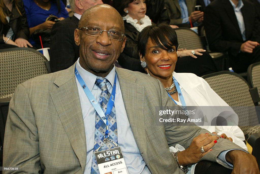 NBA Legend Bob Lanier sits courtside with this wife during All-Star Foto  di attualità - Getty Images
