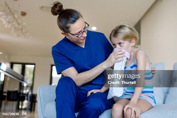 enfermera llamada casa con bolso enfermo niño en casa - sick bag fotografías e imágenes de stock