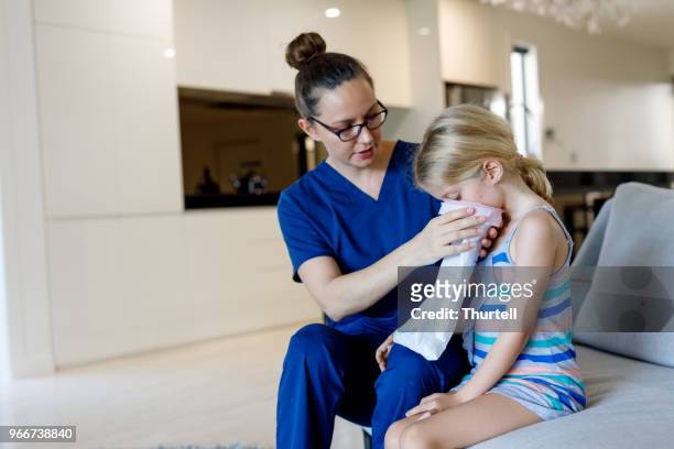 enfermeira em casa chamada usando saco doente com criança em casa - vômito - fotografias e filmes do acervo