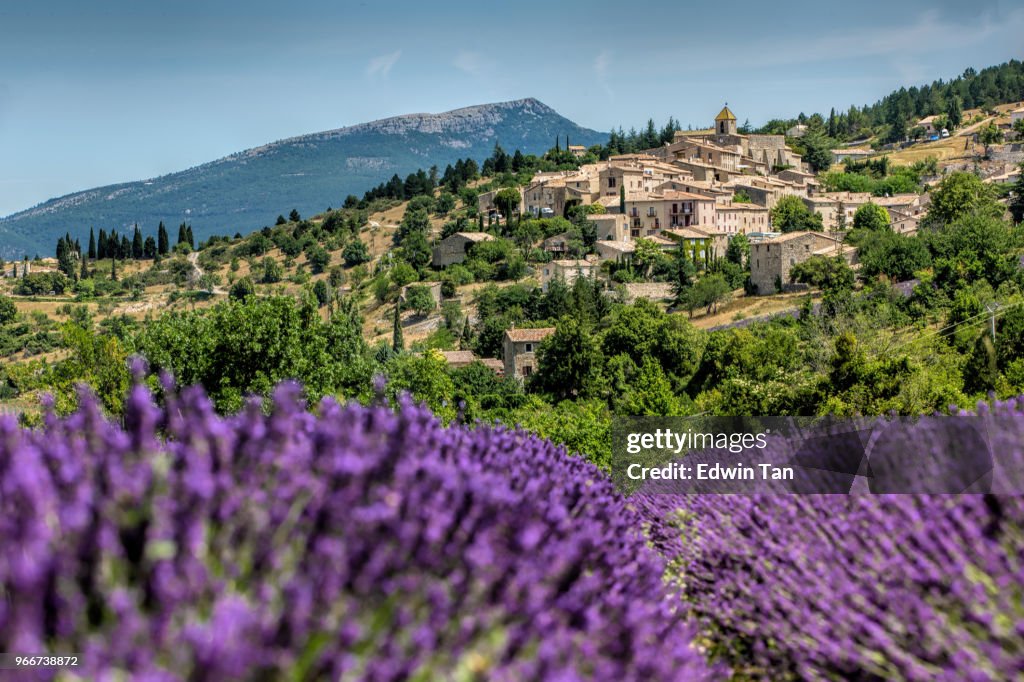 Gordes, Provinz Frankreich als Hintergrund des Feldes Lavendel im Sommer