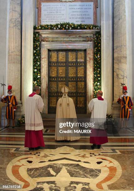 Le pape François ferme la Porte Sainte de la basilique Saint Pierre au Vatican le 20 Novembre 2016 avant de célébrer la messe conclusive du jubilé...