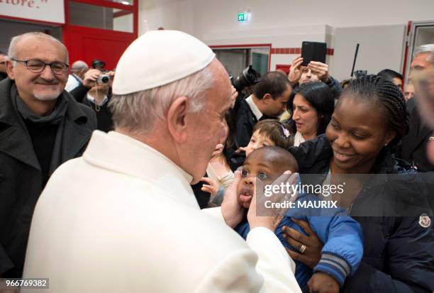 Le Pape François a ouvert une ?Porte Sainte de la charité? dans un centre d'accueil pour sans-abri, au centre de Rome, avant de célébrer la messe...